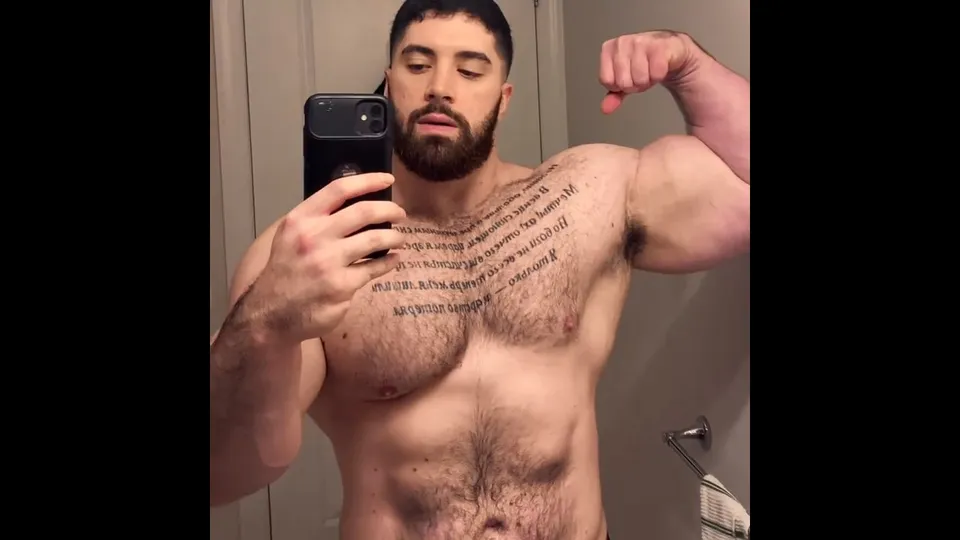 Hairy bodybuilder - ThisVid.com