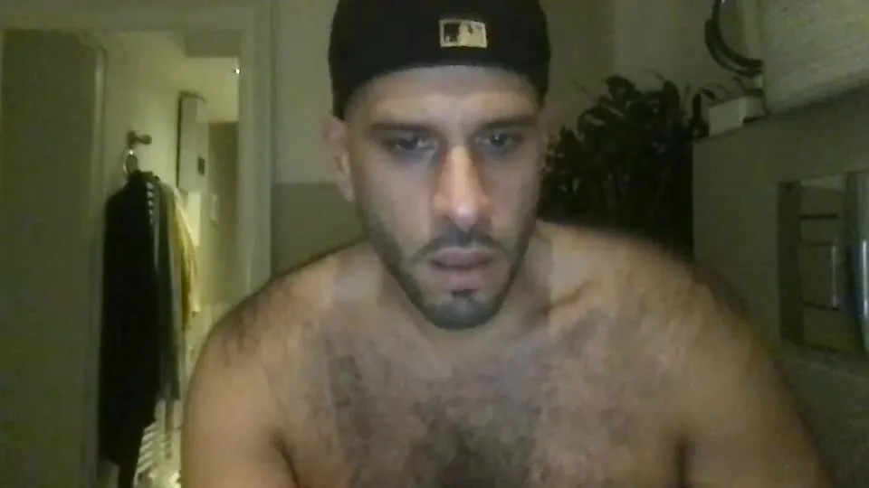 Hairy dude squirts on his stomach - ThisVid.com
