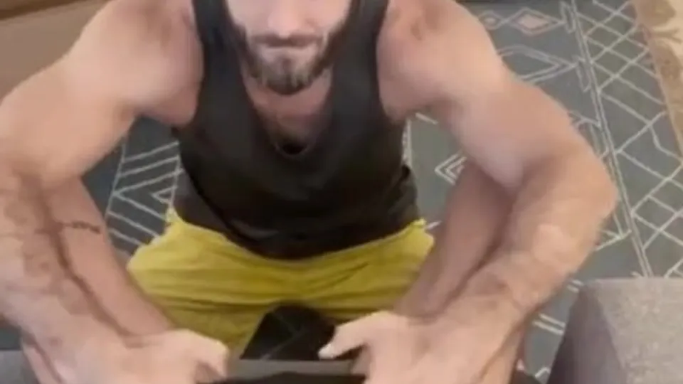 Hairy guy giving a blow job - ThisVid.com
