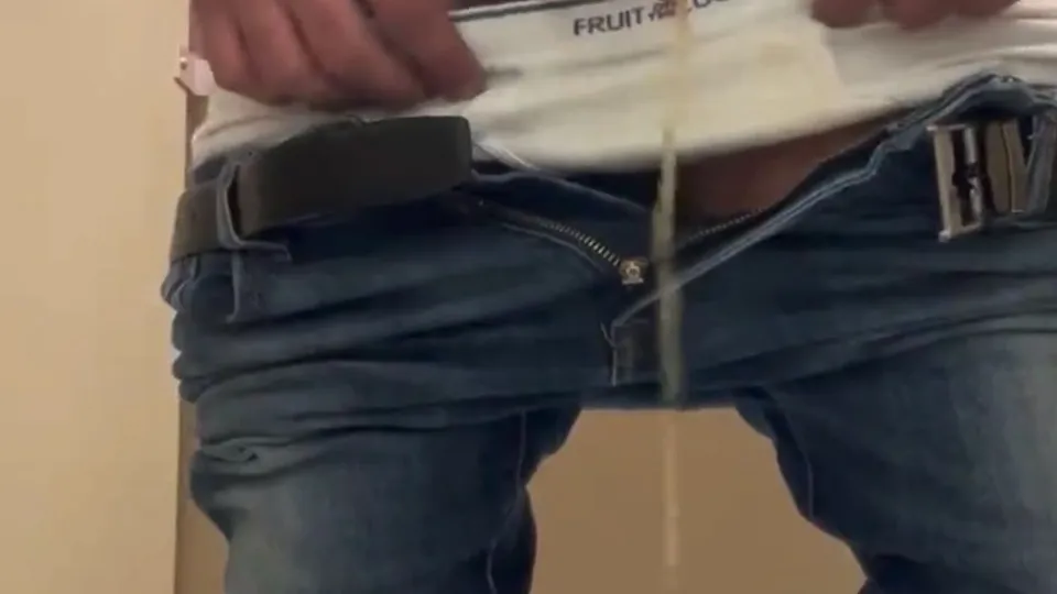 Hairy man is taking a piss and mess his underwear - ThisVid.com