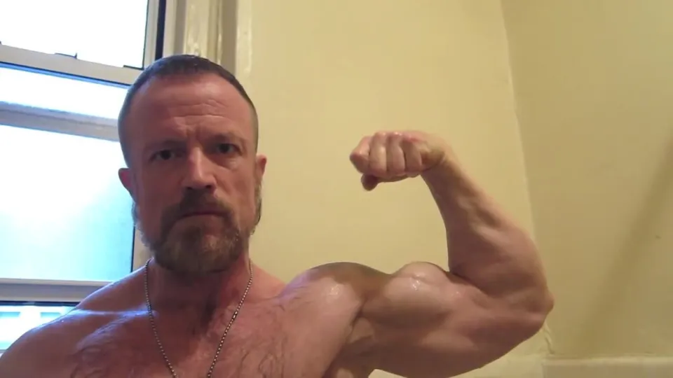 Hairy muscle daddy flexes to show his progress - ThisVid.com