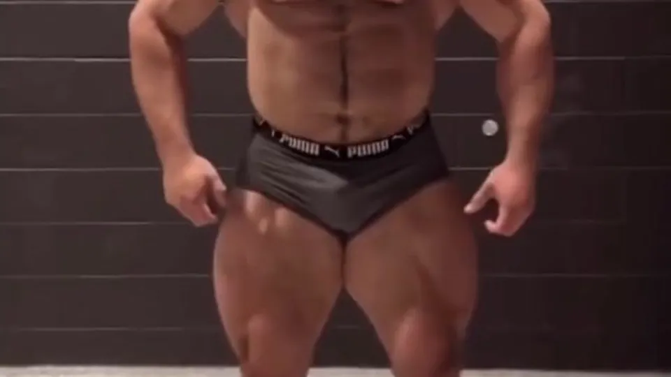 Hairy musclebeast flex check - ThisVid.com