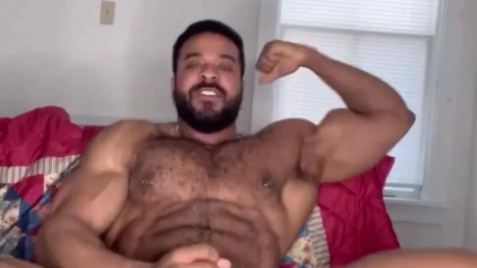Hairy verbal bodybuilder flexing and wanking - ThisVid.com