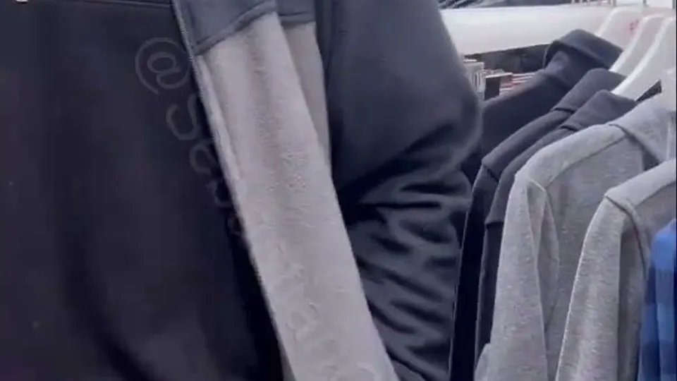 Handjob in a public place - ThisVid.com