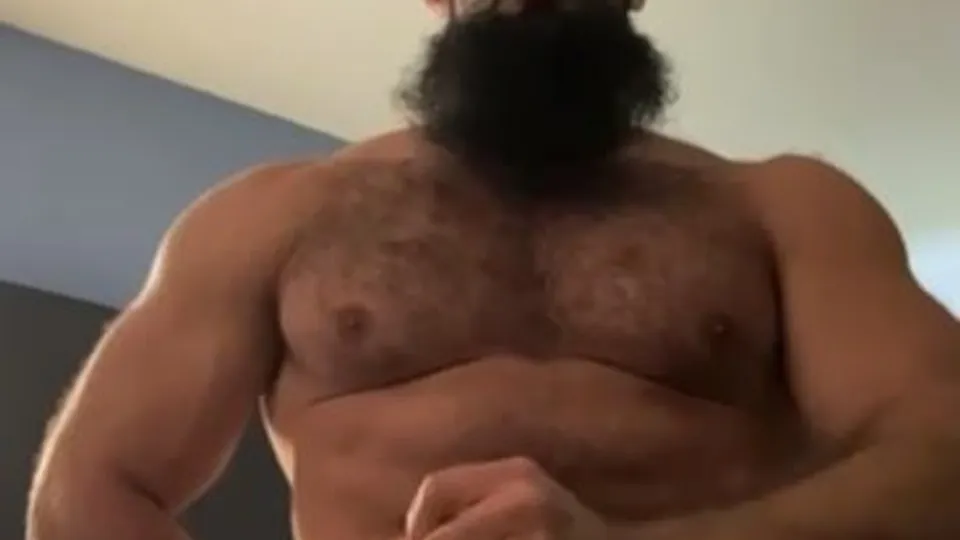 Handsome bearded bodybuilder jerks and cums - ThisVid.com