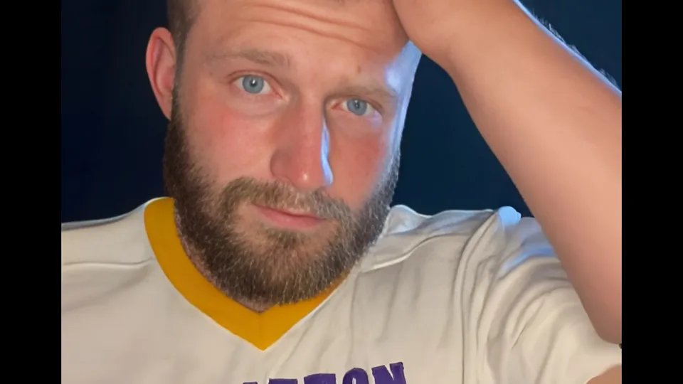 Handsome Blue Eyed Guy Showing Off Hit Assets - ThisVid.com