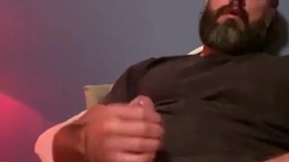Handsome dad jizzes all over his shirt - ThisVid.com