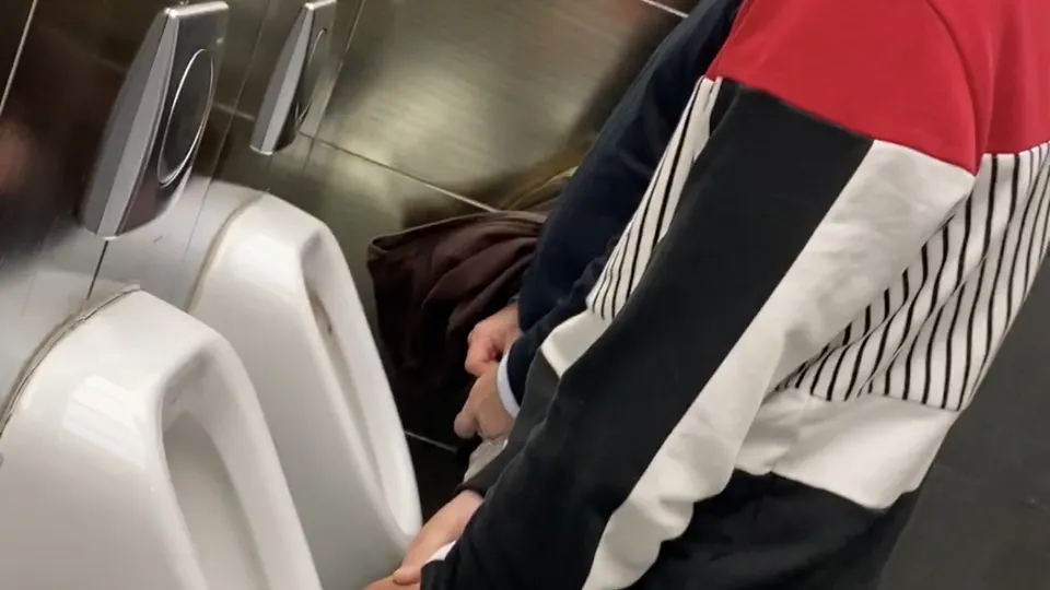 HANDSOME GUY AT THE URINALS - ThisVid.com