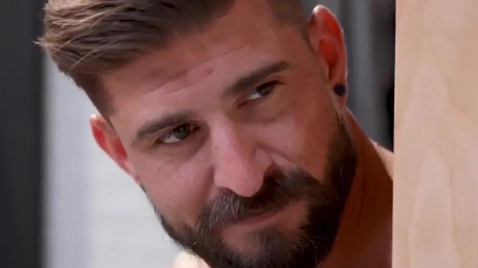 Handsome guys with tattooed bodies fuck in a dressing room