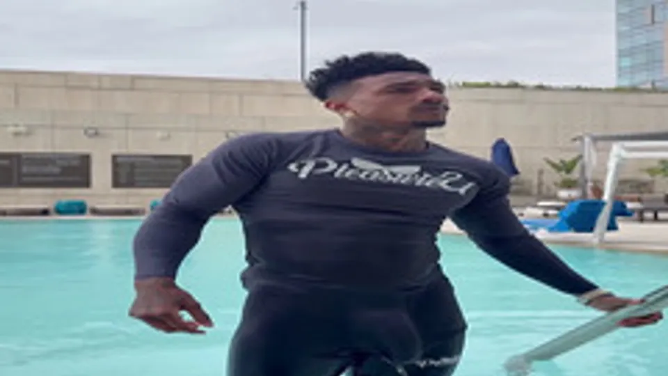 Handsome hung black stud paid to strip down and jerk - ThisVid.com