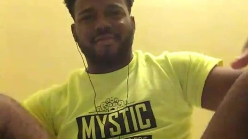 Handsome man wanks on cam - ThisVid.com