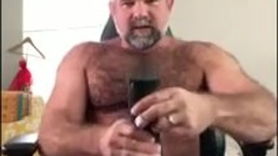 Handsome muscle bear daddy uses a Fleshlight and dildo - ThisVid.com