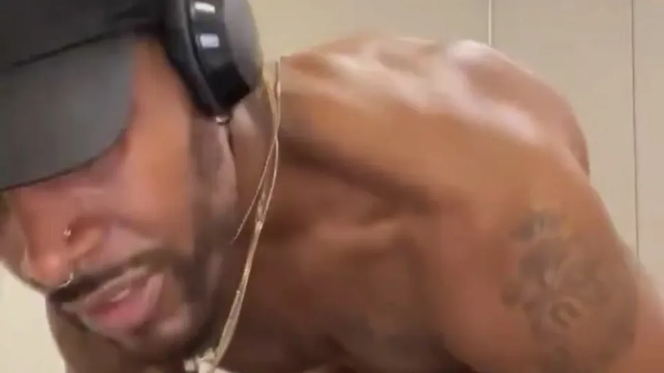 Handsome muscle hunk showing off bbc in public toilets - ThisVid.com