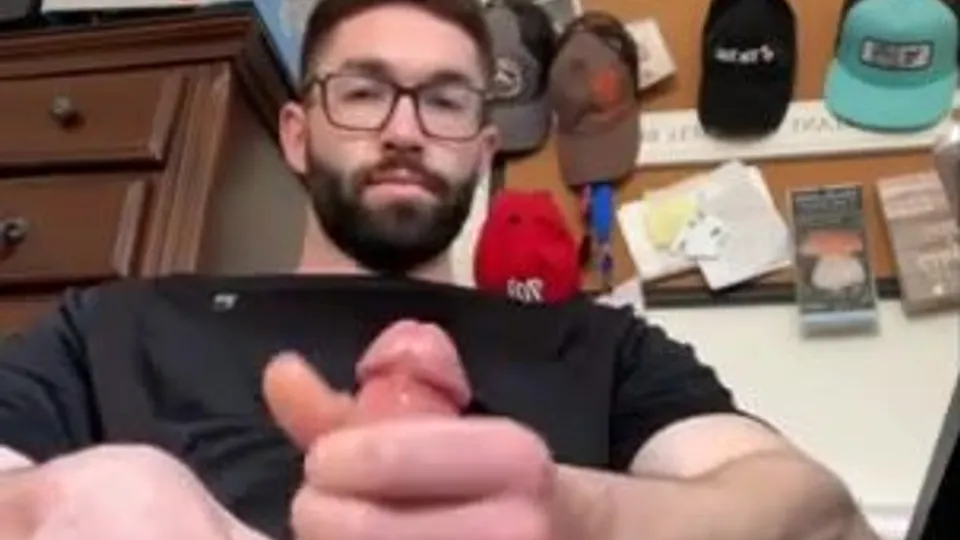 Handsome nerd beating off - ThisVid.com