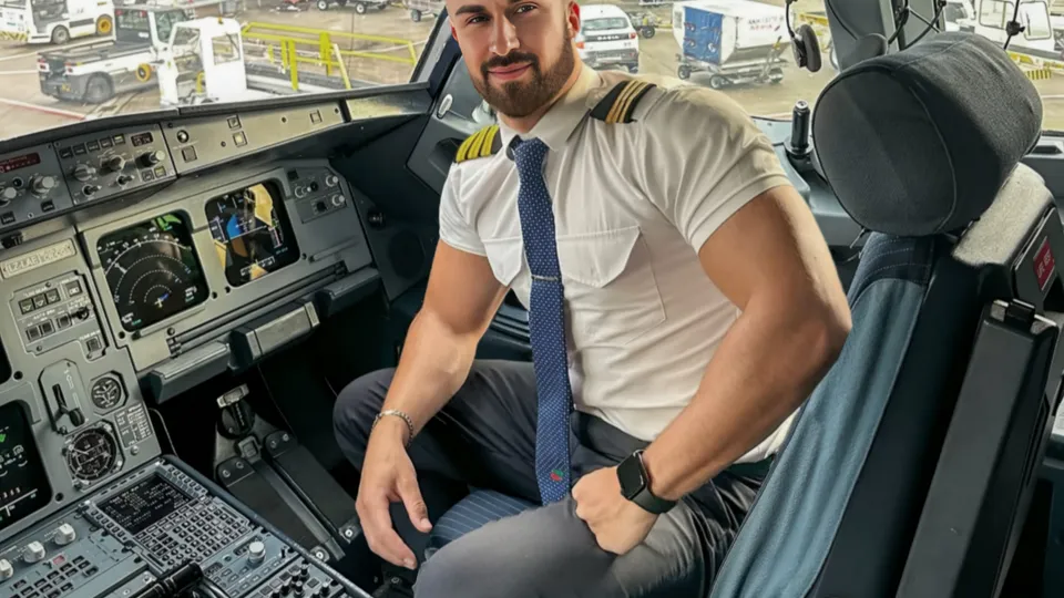 Handsome Pilot Loves Showing Off - ThisVid.com