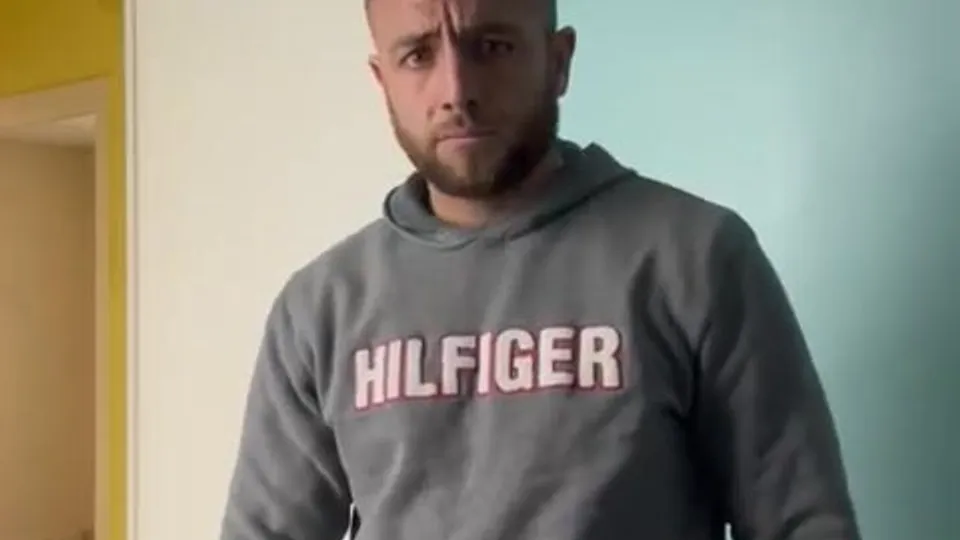 Handsome str8 daddy pissing - ThisVid.com