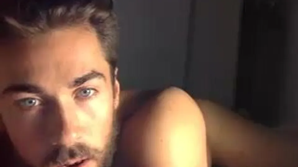 Handsome straight friends cam together - ThisVid.com