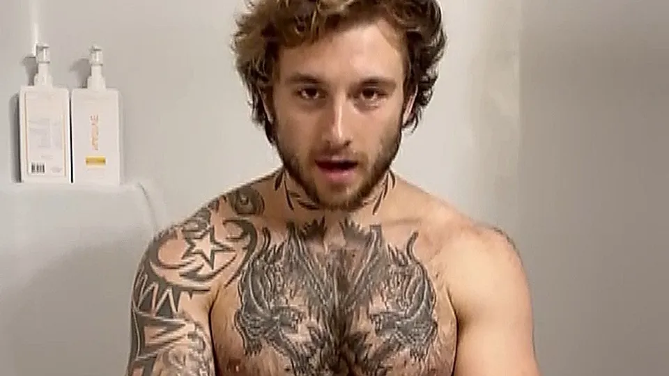 Handsome straight guy jerks off his beautiful cock - ThisVid.com
