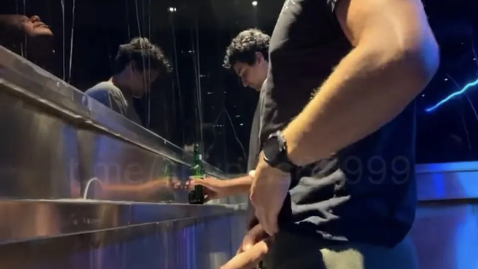 Mecs Hétéros Pris en Train de Pisser