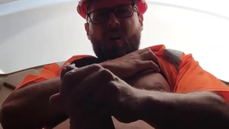 Hardhat builder jerking & cumming in the porta potty - ThisVid.com