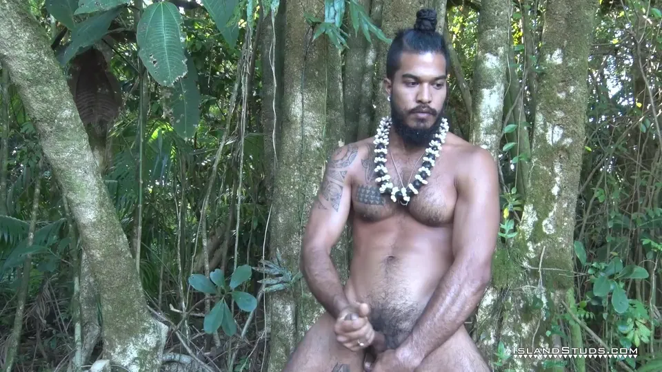 Sesión en solitario de un tipo peludo hawaiano junto a la piscina