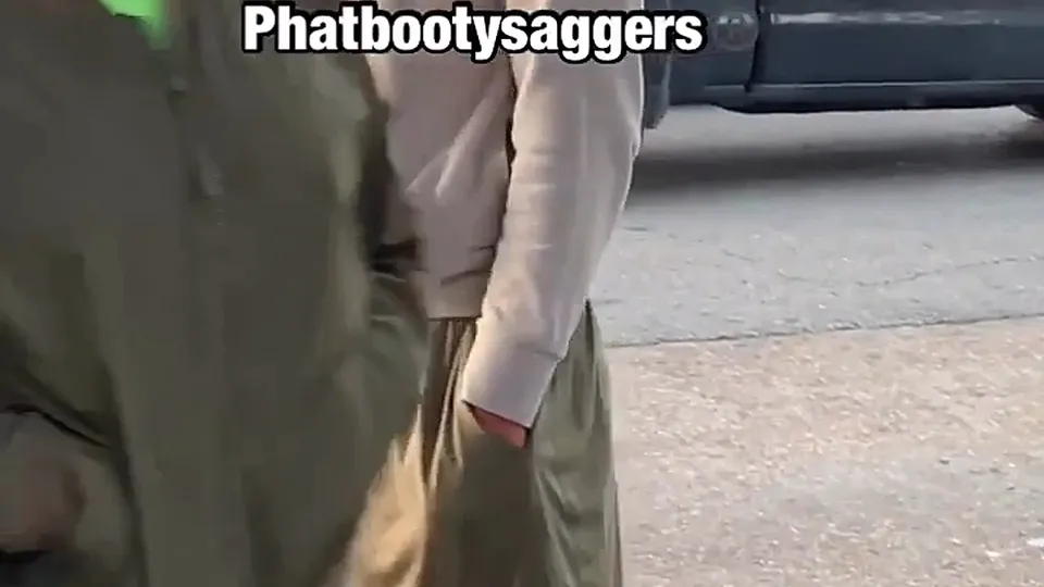 Ragazzo Carino Si Mostra Davanti alla Camera