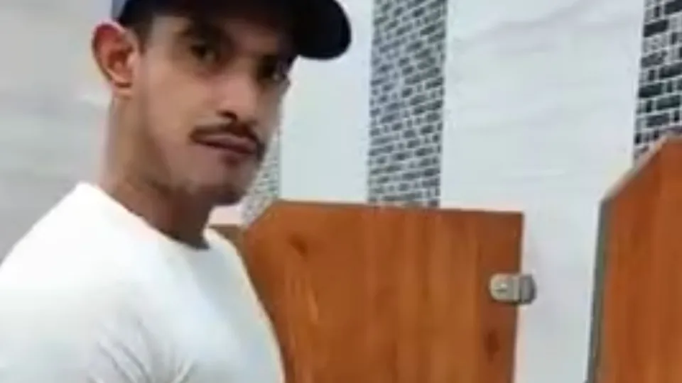 He asked me if I wanted to see him cum in the urinal - ThisVid.com