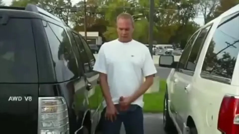 He convinced this str8 married dad to stroke in public - ThisVid.com