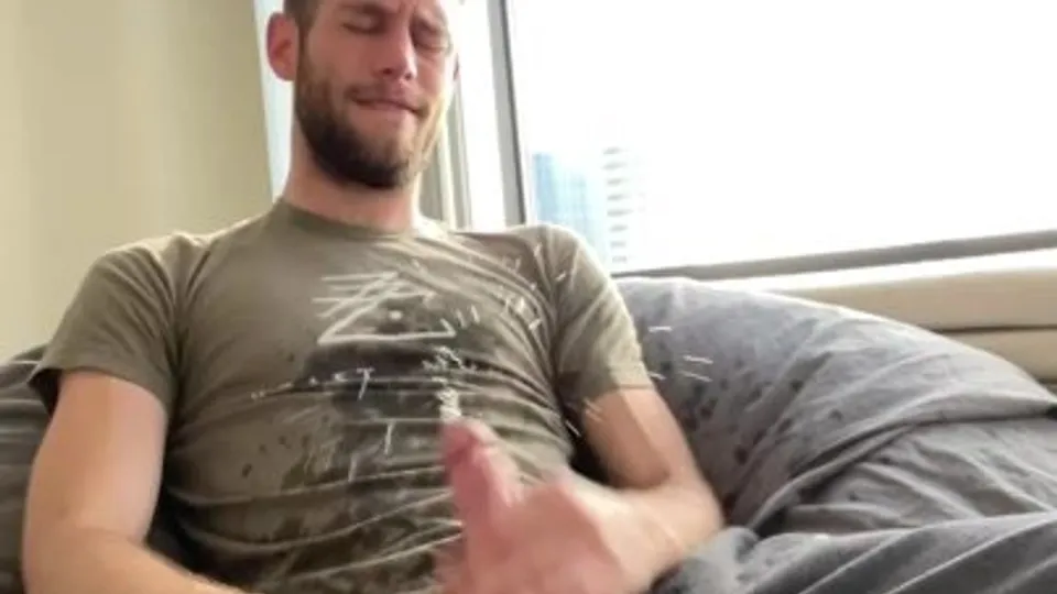 He's not afraid to show others his love of piss - ThisVid.com