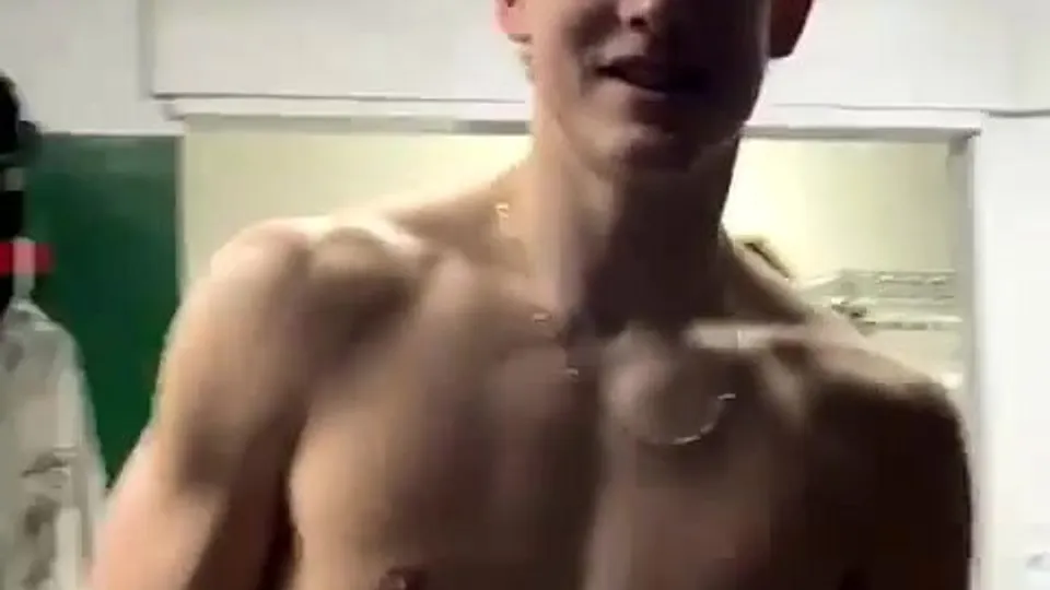Hetero brincando no vestuario - ThisVid.com