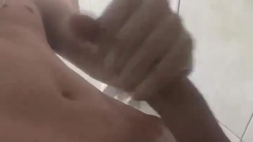 Hetero gozando no banho - ThisVid.com