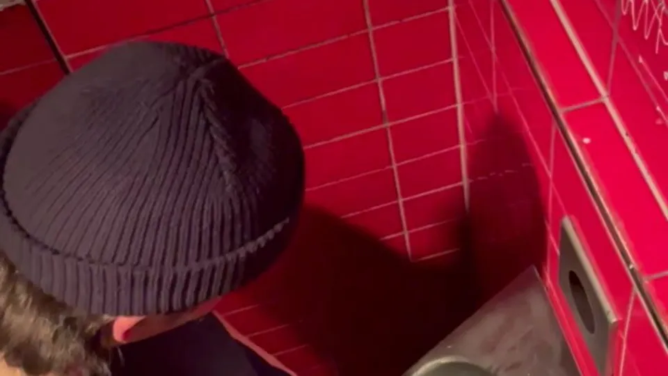 Hetero guy with nice dick pisses - ThisVid.com