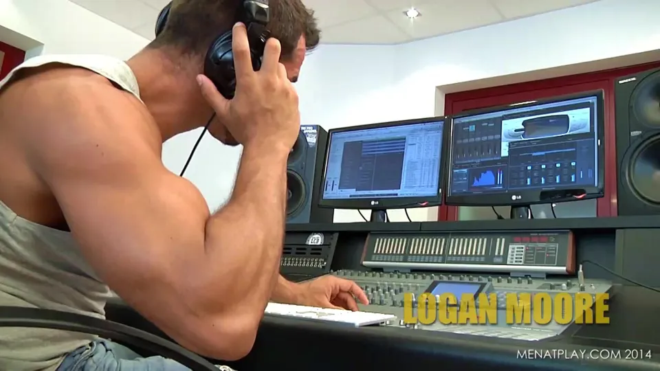 Logan Moore & Denis Vega: Hairy Muscles Flip-Flop