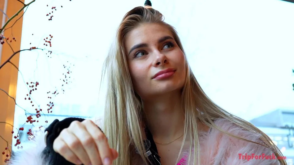 Blonde bombshell seduces with a teasing glance