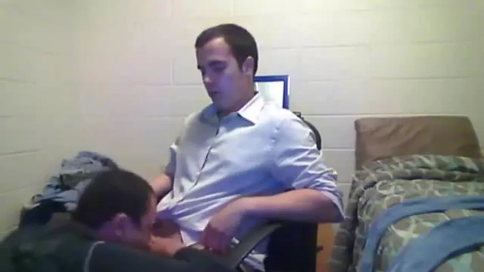 Hidden cam - str8 dude gets head in campus dorm room - ThisVid.com