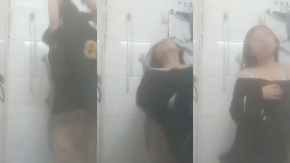 High school girl strips and takes selfie 30 
