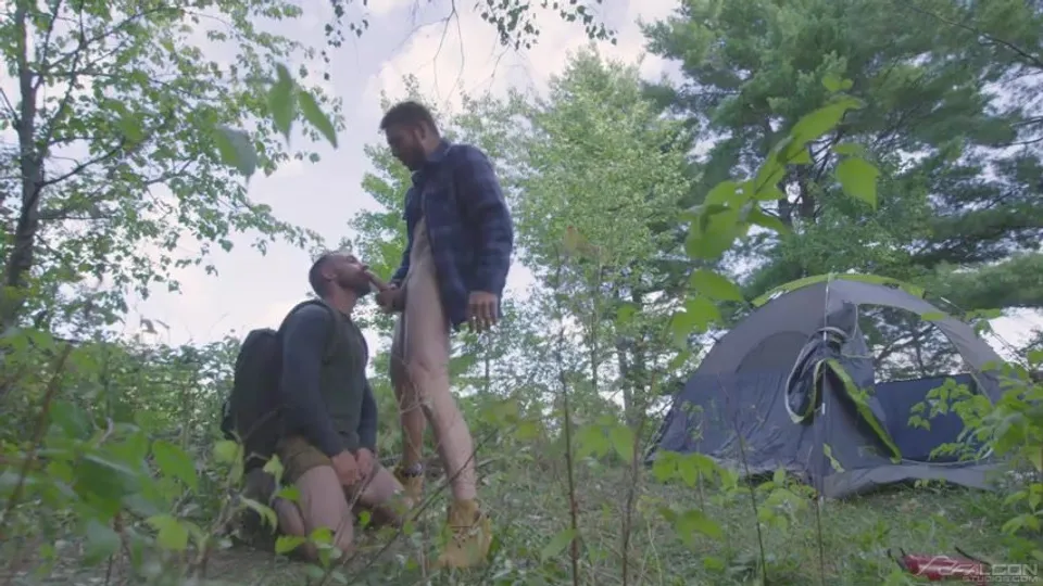 Hiker hooks up with guy camping in woods and fucks - ThisVid.com in italiano
