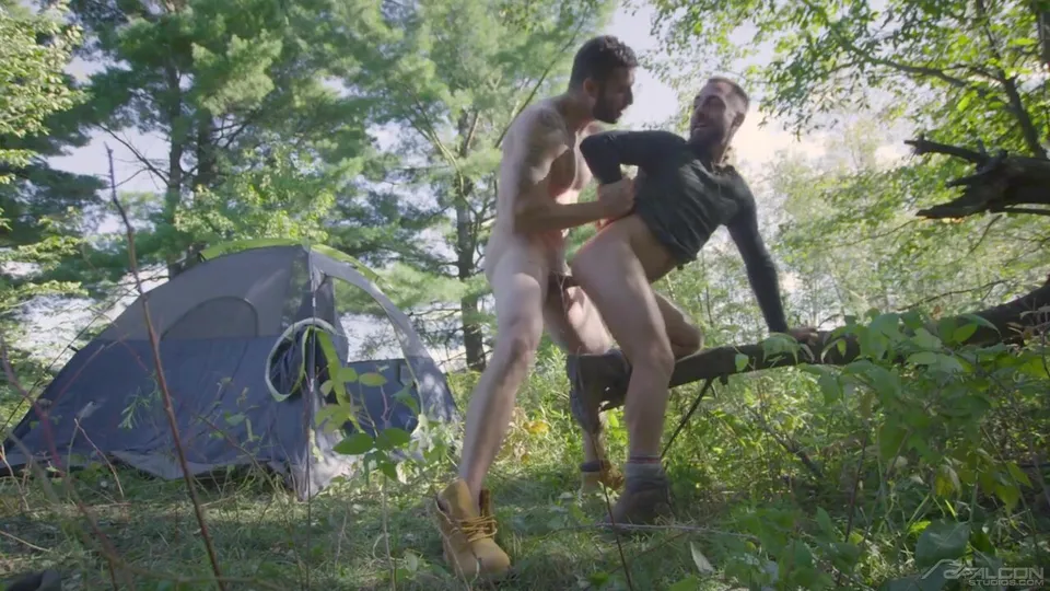 Hiker spies a hot guy in woods, ends with a hot fuck - ThisVid.com