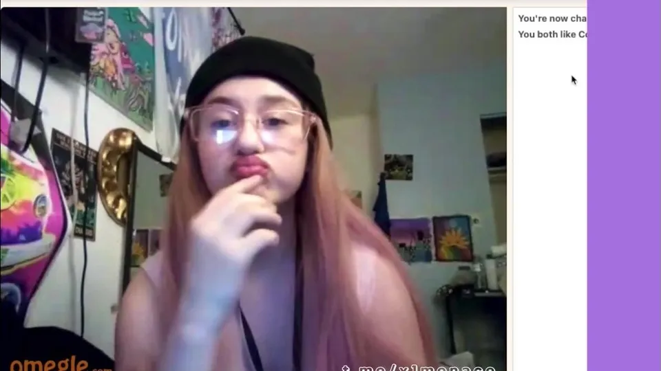 Hipster cums with hairbrush [with sound]