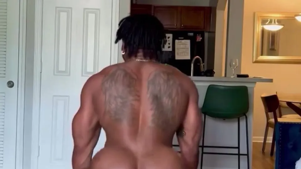 His body is perfection - ThisVid.com