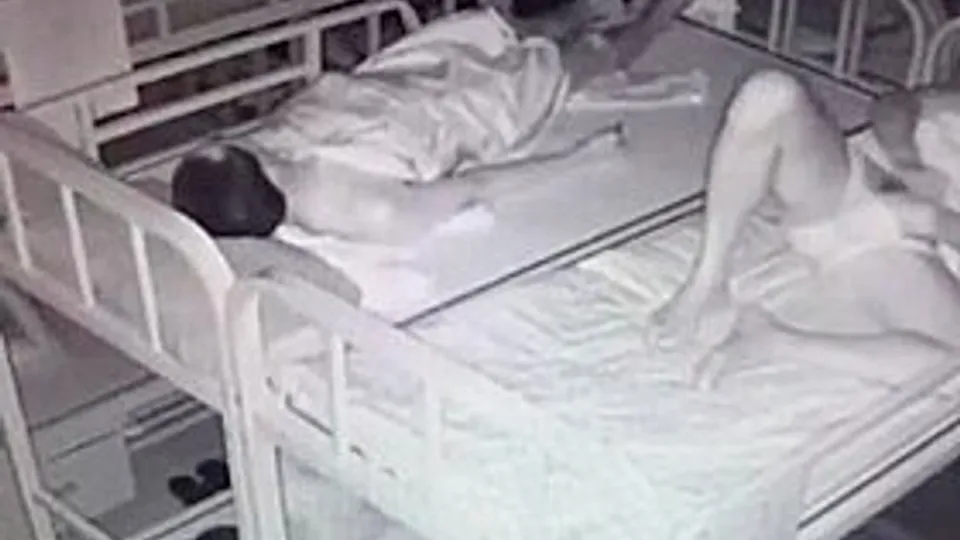 Шпионка в фитнес-зале получает рукоблудство с большим азиатским членом