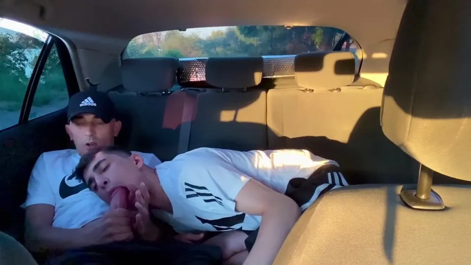 Homo deep-throating in truck outdoor