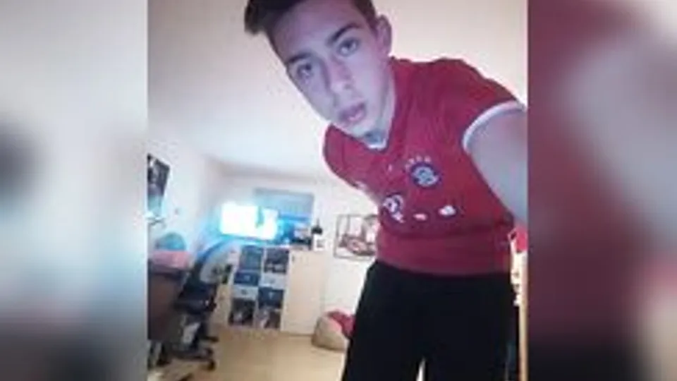 Twink Masturbates on Webcam