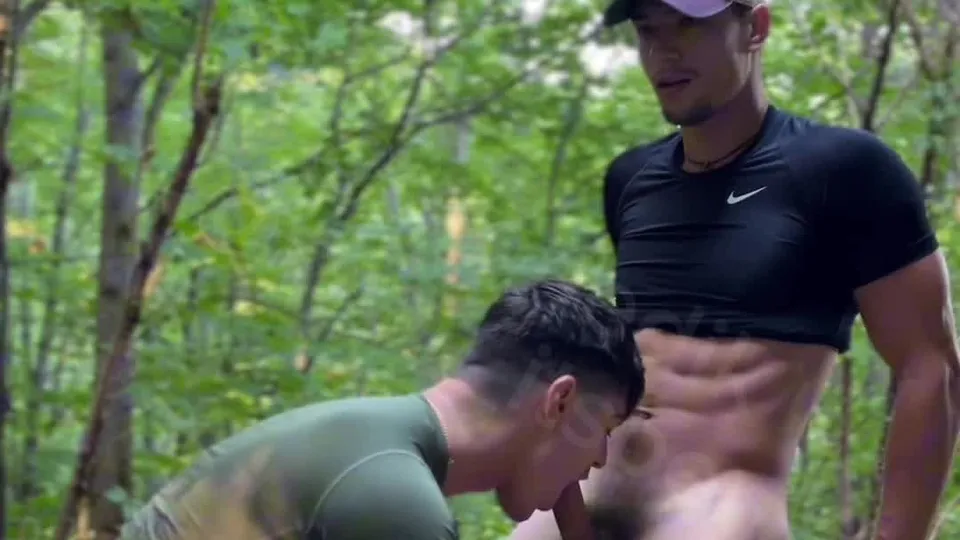 Ländliche Jungs spritzen im Wald