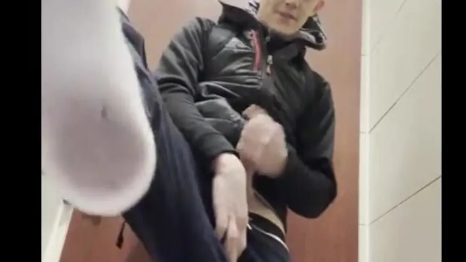 Horny cute twink wanks and cums in college bathroom - ThisVid.com