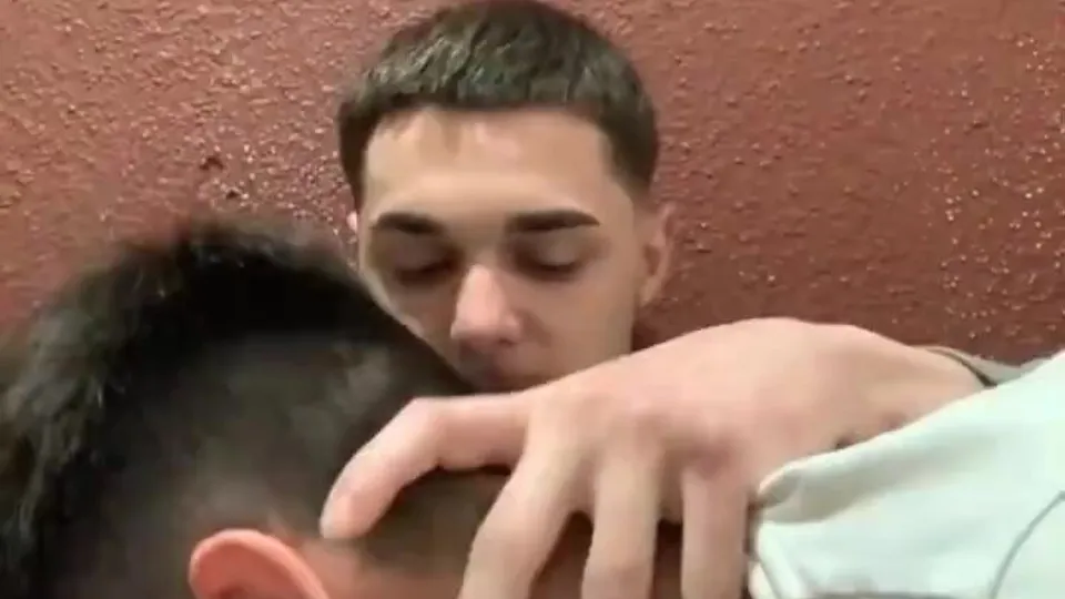 Horny Dude Sucked by Buddy - ThisVid.com En español