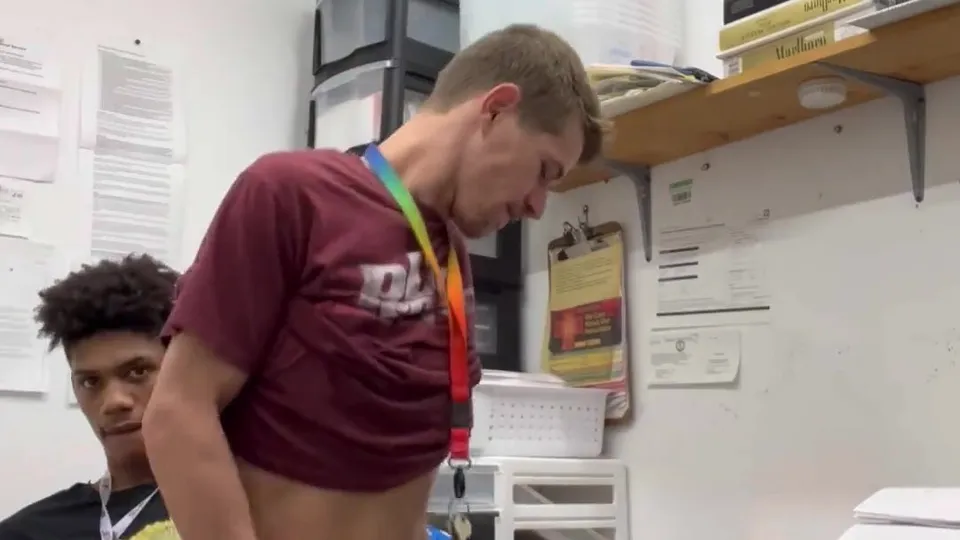 Horny dudes fuck in boss' office - ThisVid.com