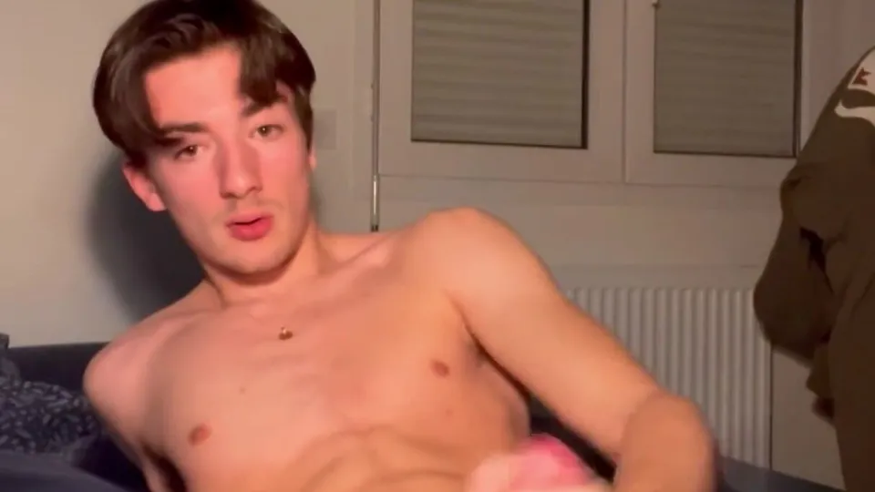 Horny guy jerks off in his bedroom - ThisVid.com