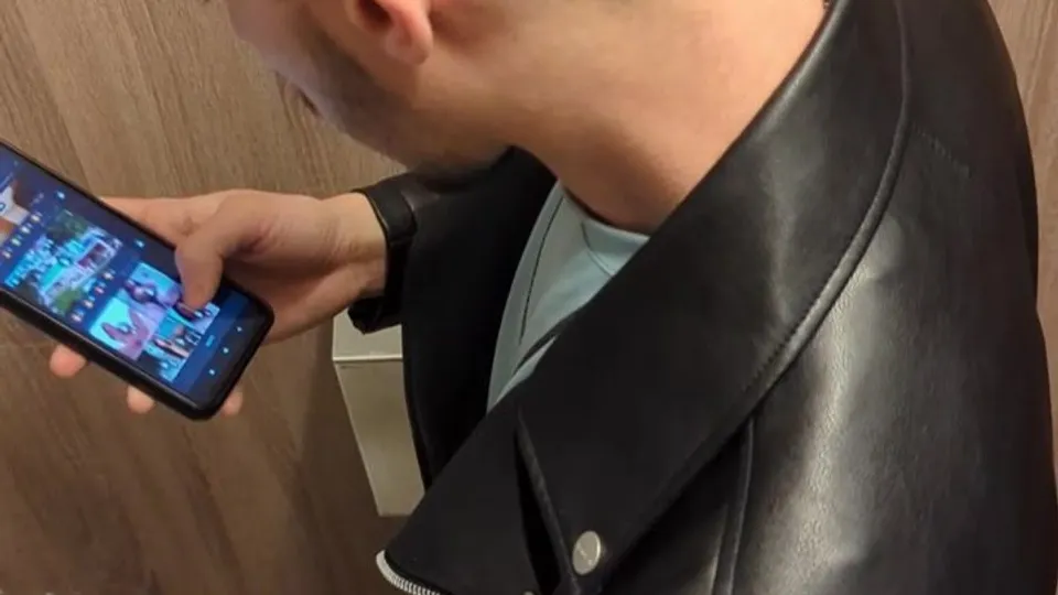HORNY STR8 BLOWS A LOAD AT PUBLIC RESTROOM - ThisVid.com