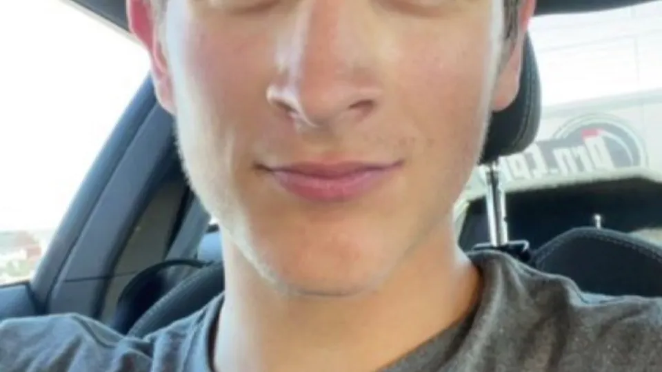 Horny twink shoots on his face